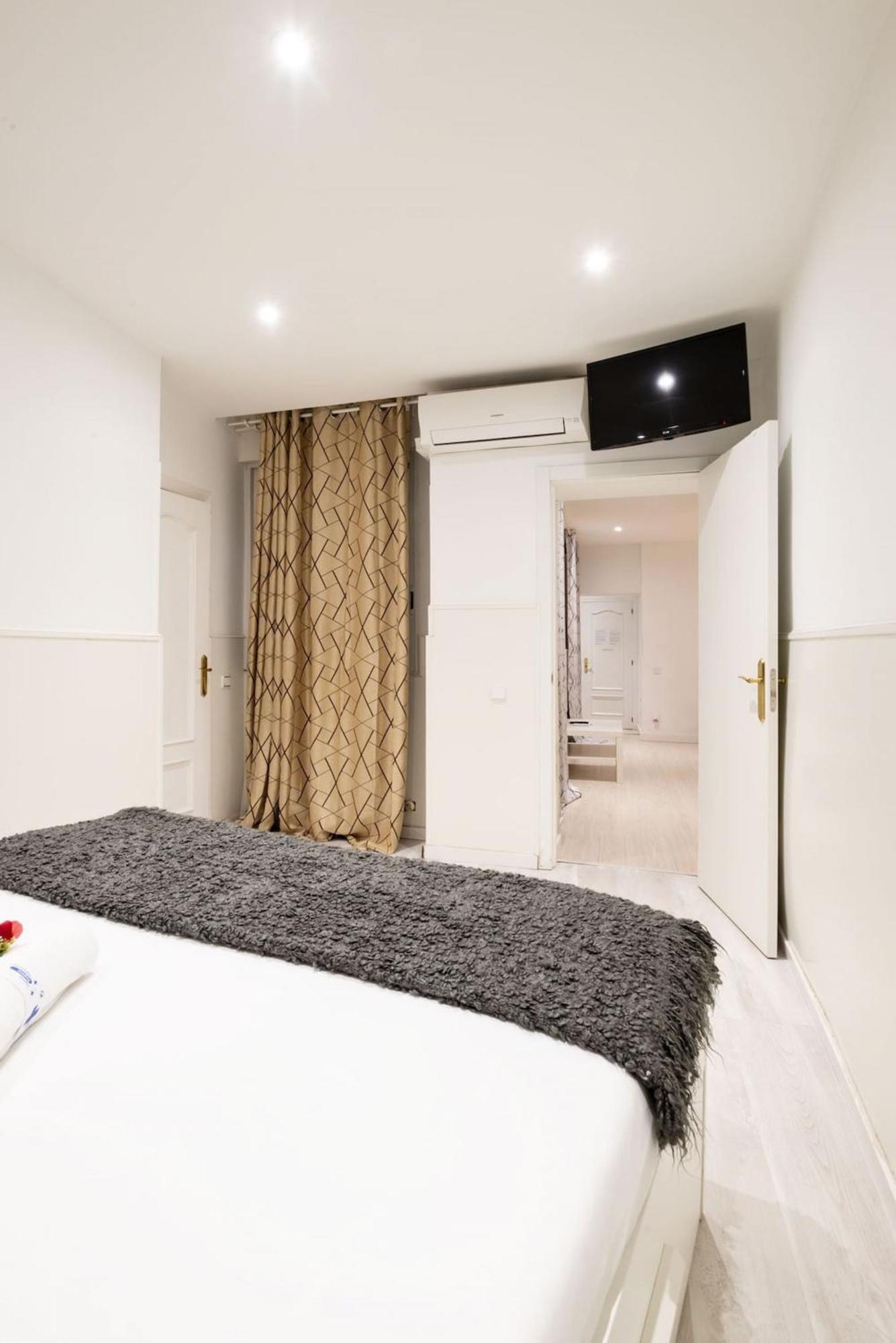 Apartamentos Day Madrid Tribunal Centro Gran Via Sol Exteriör bild